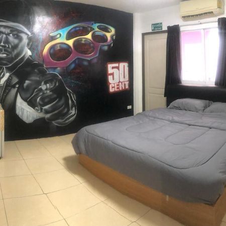 Bonkers Guesthouse Pattaya Ngoại thất bức ảnh