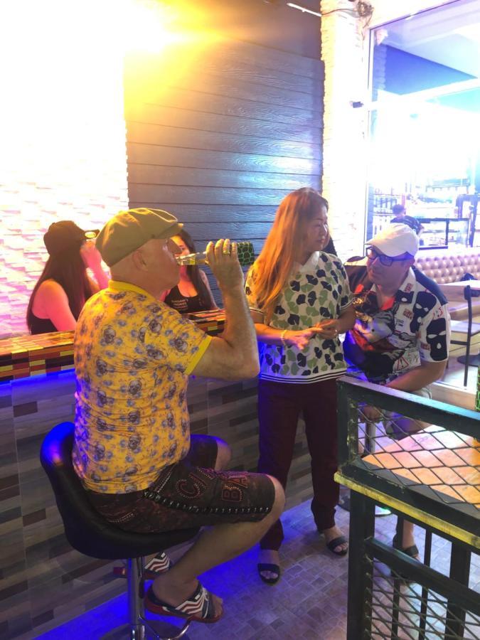 Bonkers Guesthouse Pattaya Ngoại thất bức ảnh