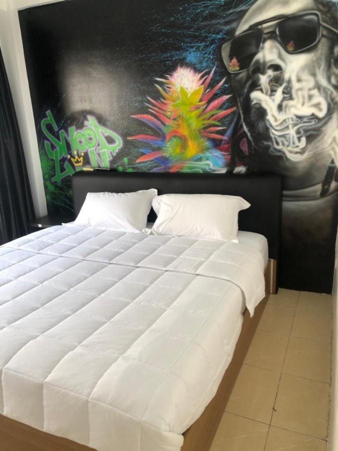 Bonkers Guesthouse Pattaya Ngoại thất bức ảnh