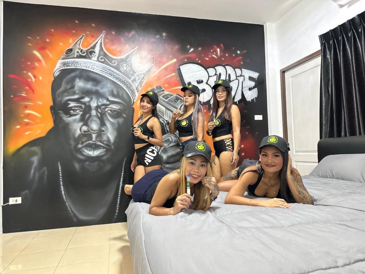 Bonkers Guesthouse Pattaya Ngoại thất bức ảnh